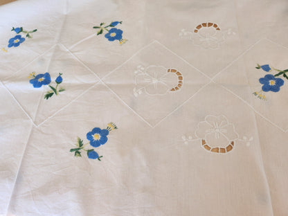 Long chemin de table ancien broderie bleue main 150 cm sur 52 cm B7