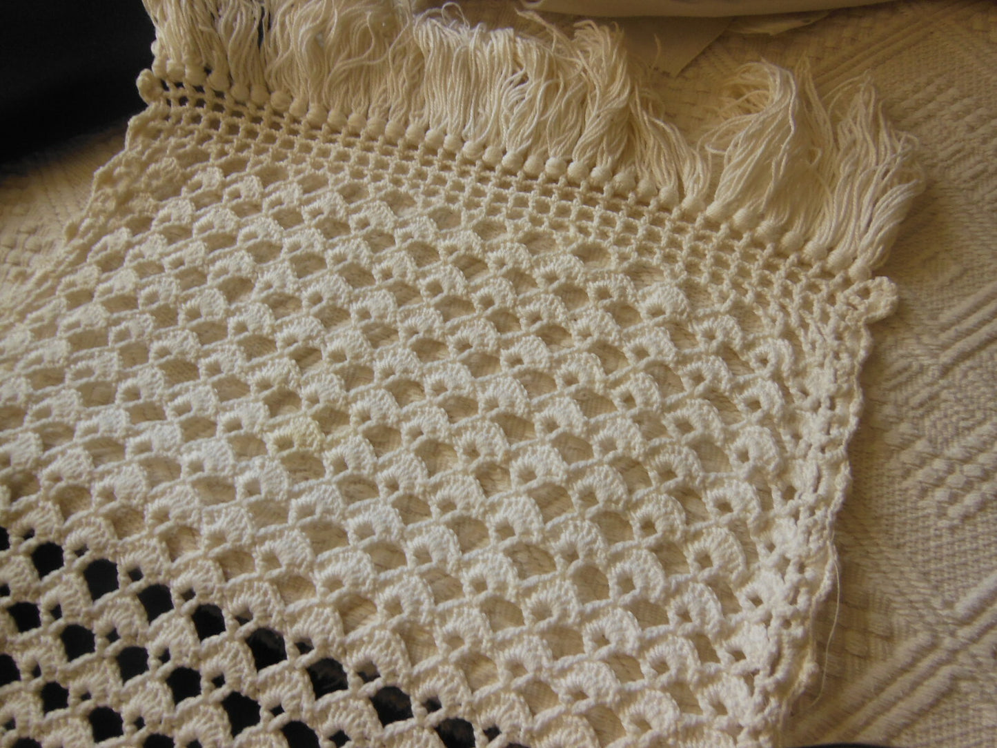 Napperon vintage crochet épais à franges à nettoyer 32 sur 74 cm B6-83