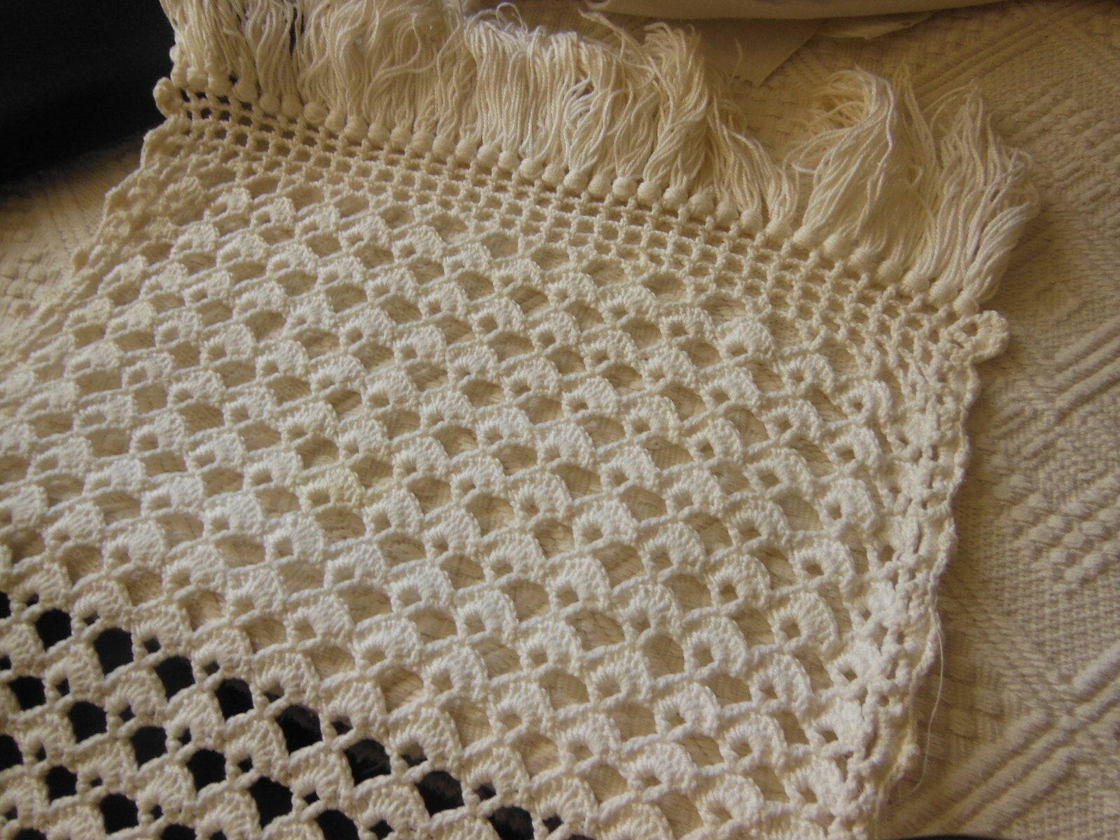 Napperon vintage crochet épais à franges à nettoyer 32 sur 74 cm B6-83