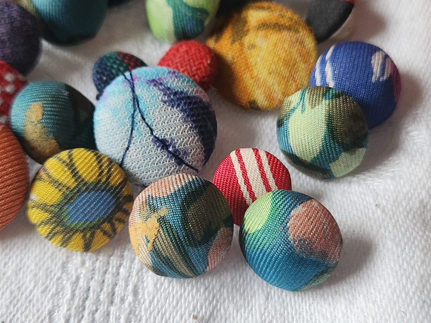 Lot 24 boutons anciens  tissu vintage panaché pied 1 à 1,9 cm ref 161