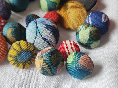 Lot 24 boutons anciens  tissu vintage panaché pied 1 à 1,9 cm ref 161