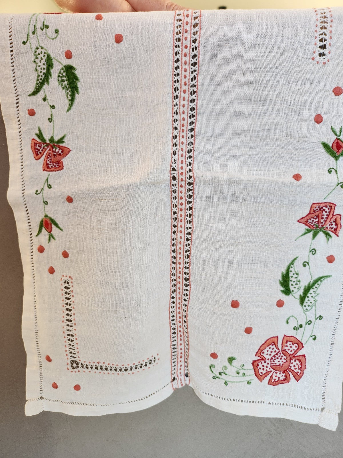 Superbe napperon ancien fil tiré ajouré broderie rose 49 sur 34,5 cm B8