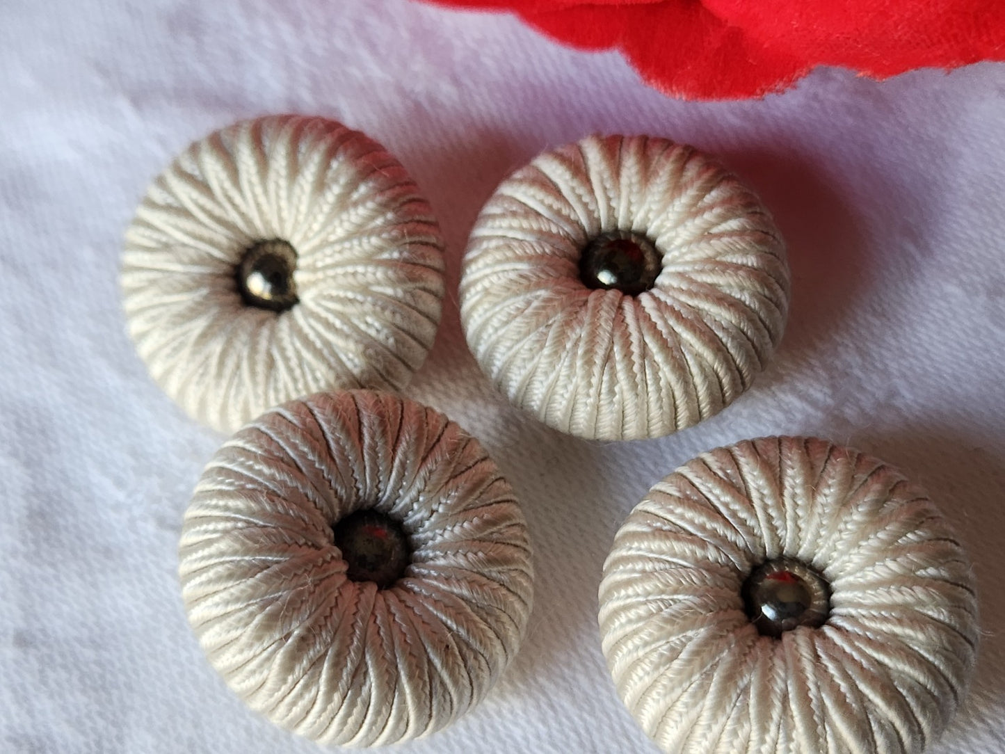 lot 4 boutons anciens vintage passementerie créme pied 2,3 cm ref 4919