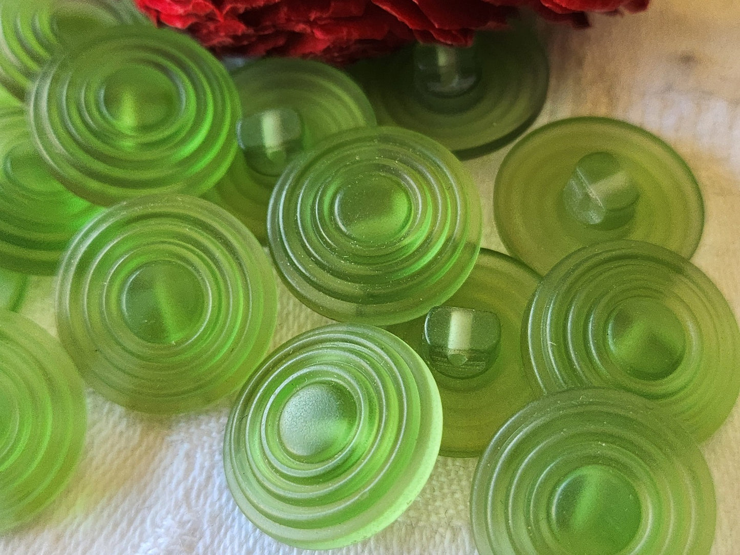 Lot 9  boutons vintage vert mat spirale pied 1,7 cm ref 4980