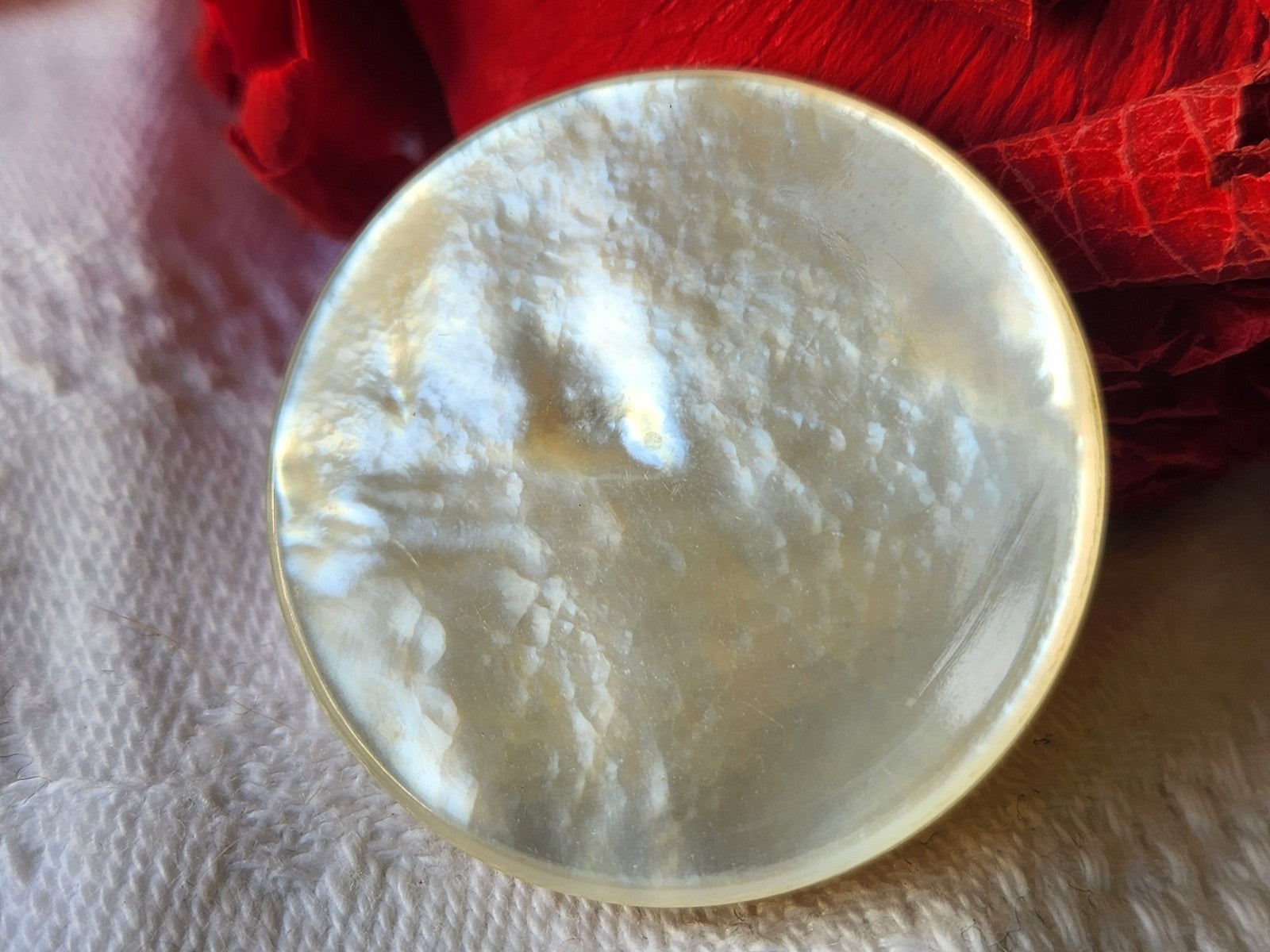 Gros bouton ancien en nacre épais joli blanc laiteux  à pied 3 cm G14K