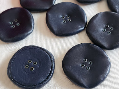 Lot 5 gros boutons anciens en cuir bleu à trous 33 mm ou 3,3 cm ref 6397