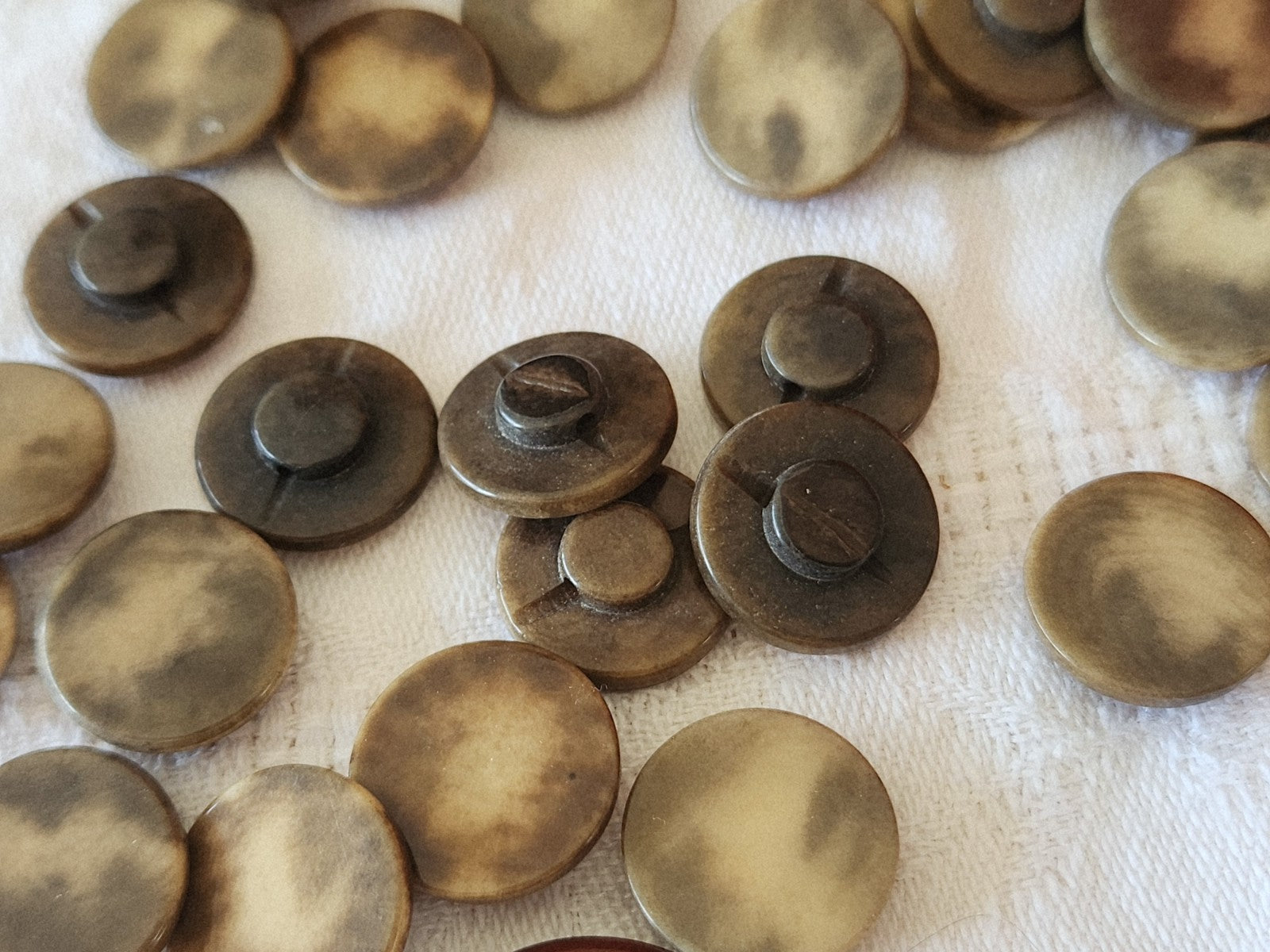 Lot 29 boutons anciens en corozo  marron panaché 1,5 cm ref 3857