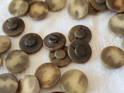 Lot 29 boutons anciens en corozo  marron panaché 1,5 cm ref 3857