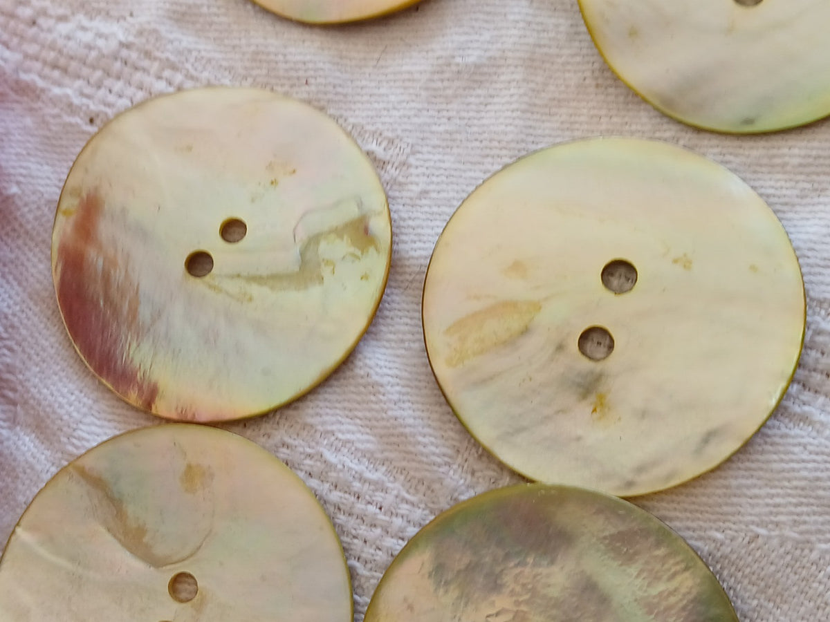 Lot 6 énormes boutons vintage en nacre jaune trous 3,4 cm ou 34 mm ref 6494