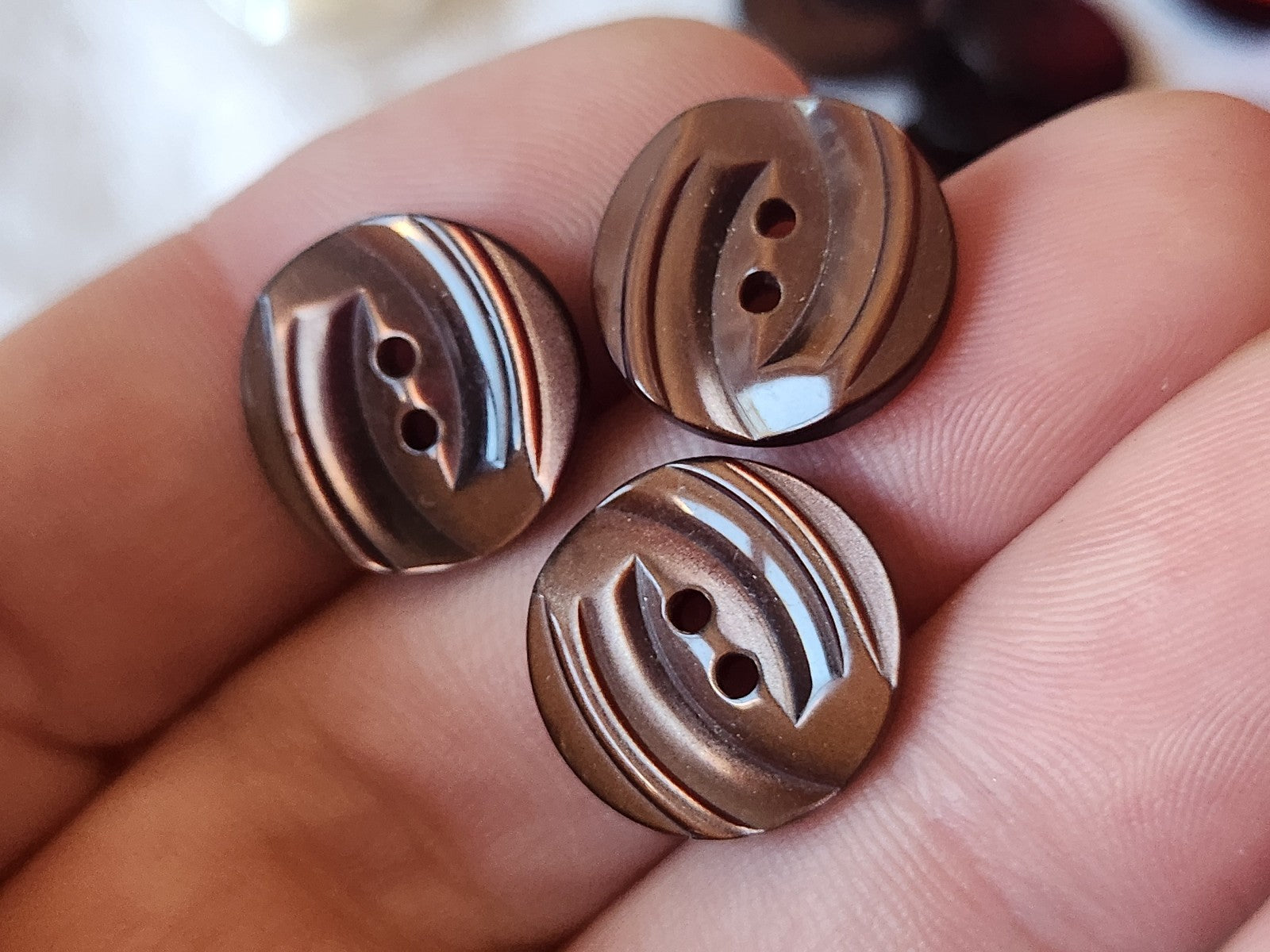 Lot 21  boutons vintage marron lumineux   trous travaillé 1,5 cm ref 2598