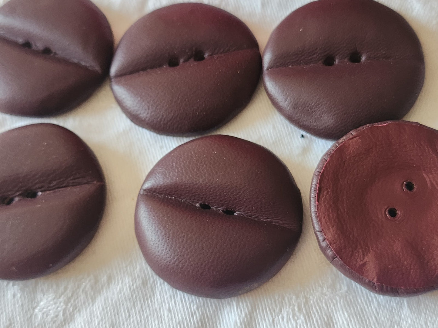 Lot  6 énormes boutons anciens en cuir xxl lie de vin 4 cm ref 6024 **