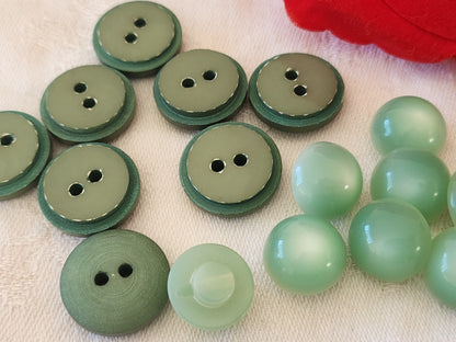 Lot 16 boutons vintage vert  deux series diamètre 1,3 et 1,8 cm ref 6084