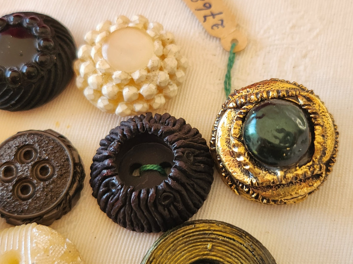 Lot 10 boutons vintage resine  panaché  1,4 à 2,5 cm ref 6686