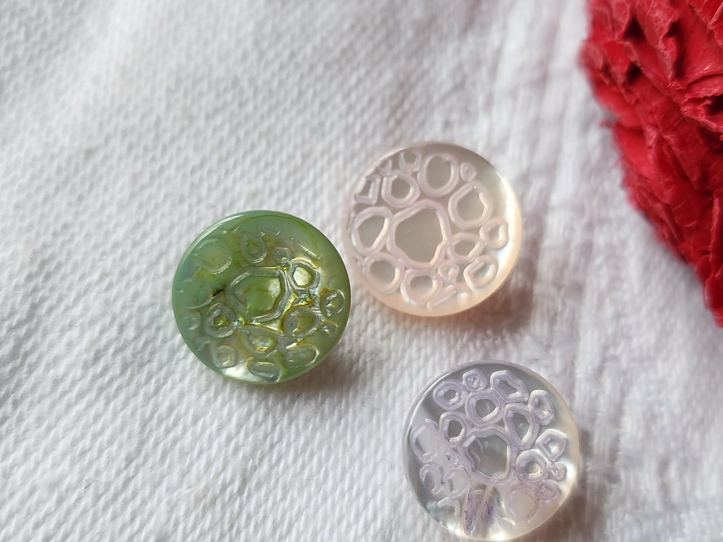 Trio petits boutons anciens en nacre alveole ciselé 1,1/1,2 cm G13A
