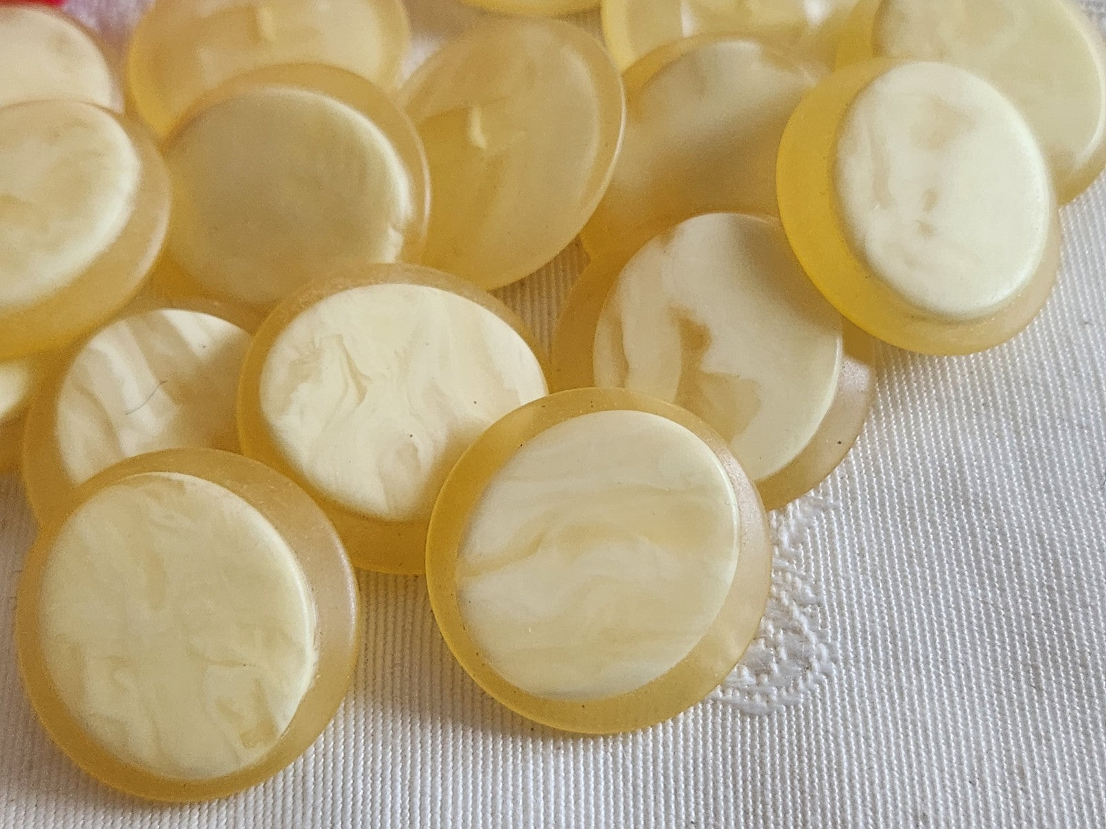 Lot 8 boutons vintage creme mat jaune pied 22 mm ou 2,2 cm ref 6389