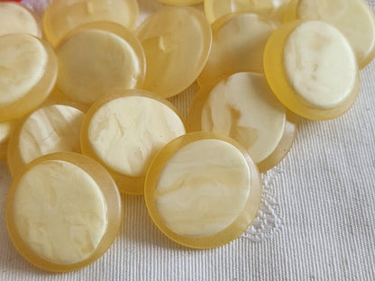 Lot 8 boutons vintage creme mat jaune pied 22 mm ou 2,2 cm ref 6389
