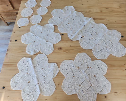 Lot  napperons anciens dont un a terminer crochet blanc épais B7