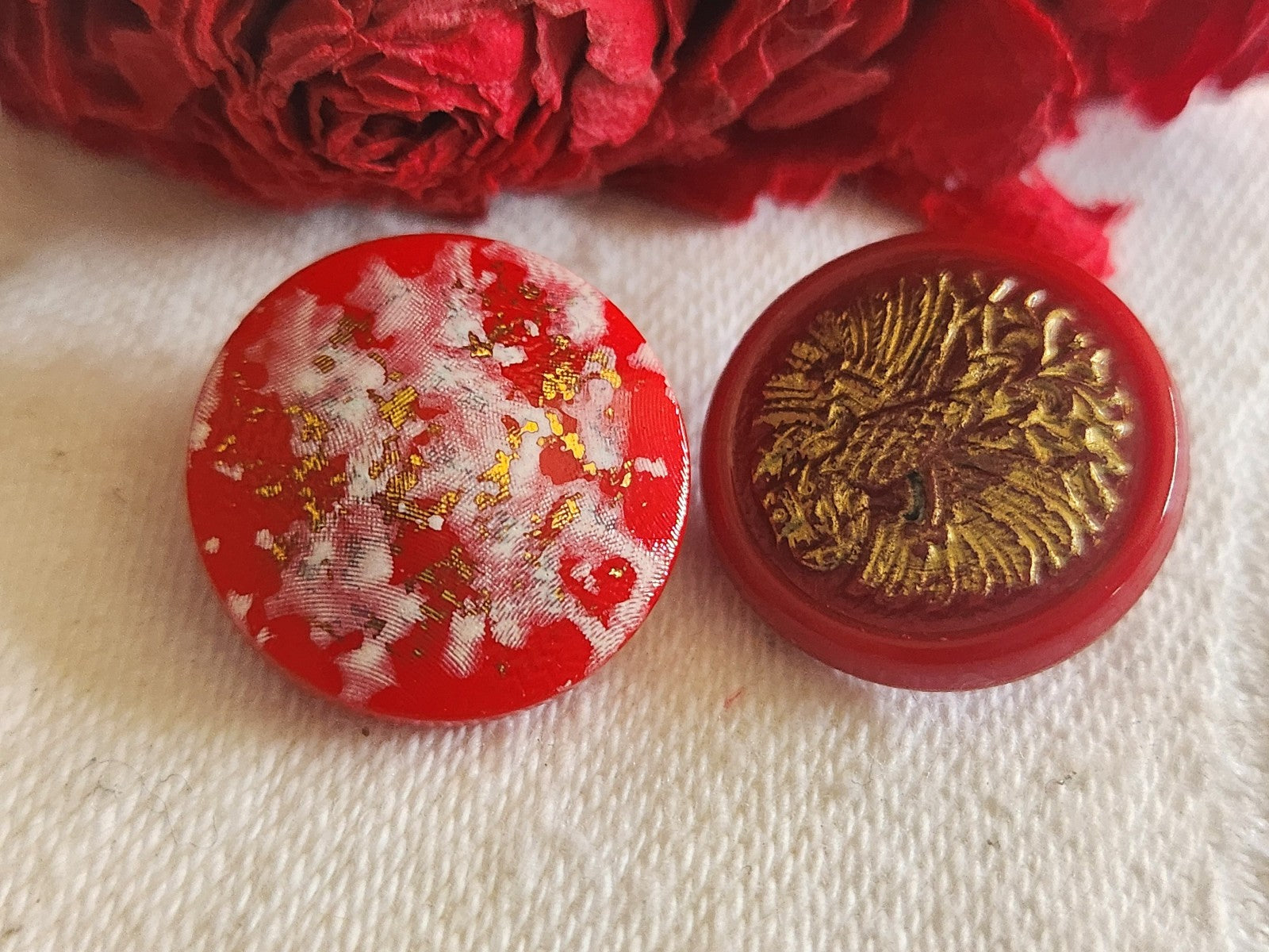 Duo boutons vintage en verre  rouge 1,7/1,8 cm G7K