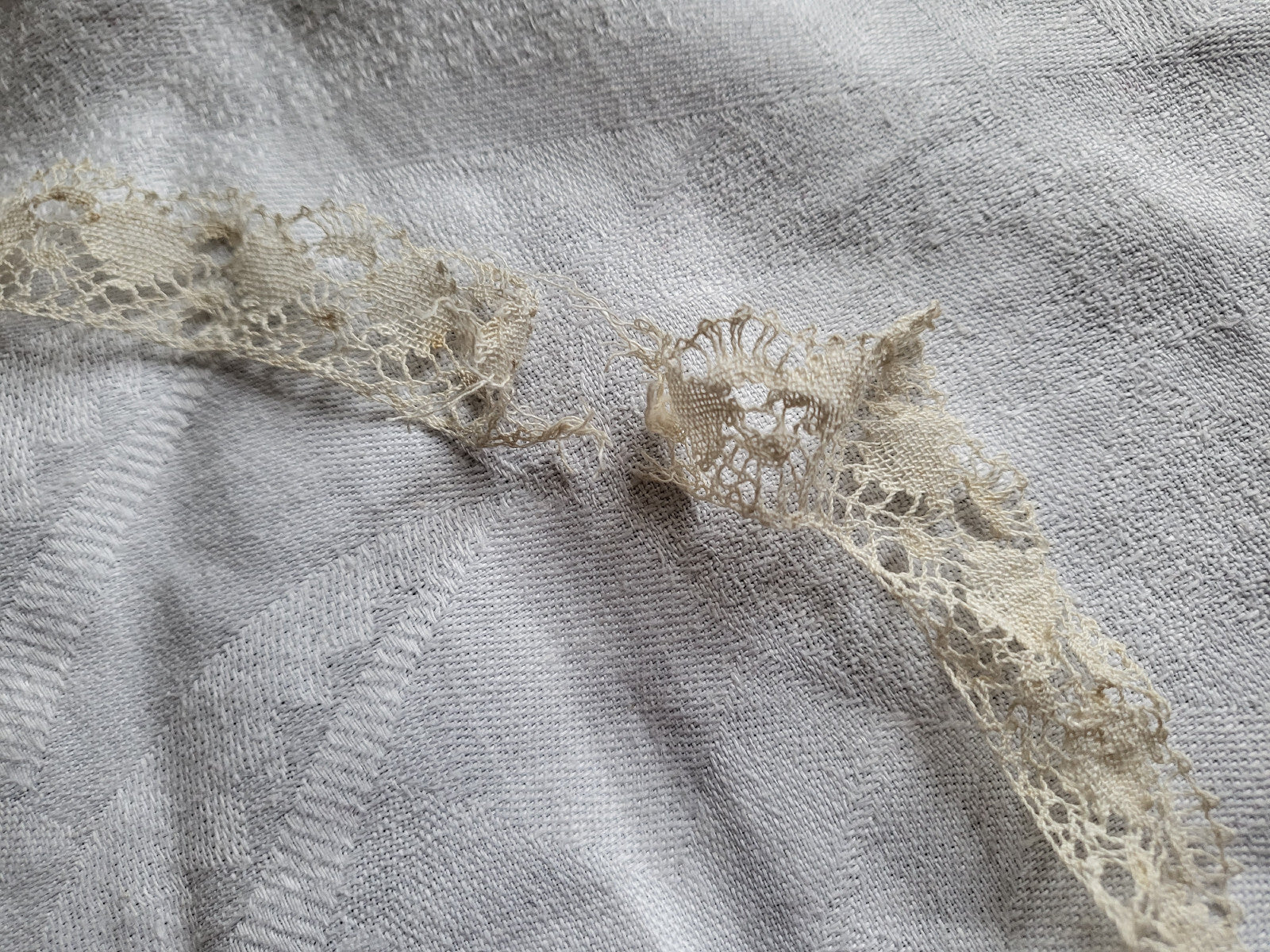 Dentelle ancienne pour pourtour mouchoir  lin  T2-18