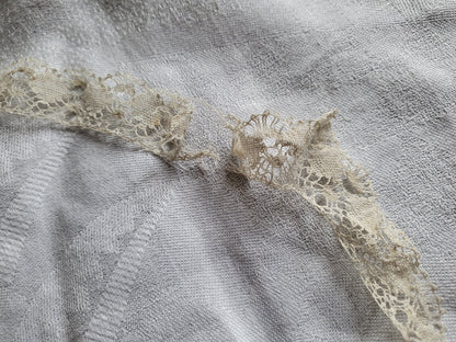 Dentelle ancienne pour pourtour mouchoir  lin  T2-18