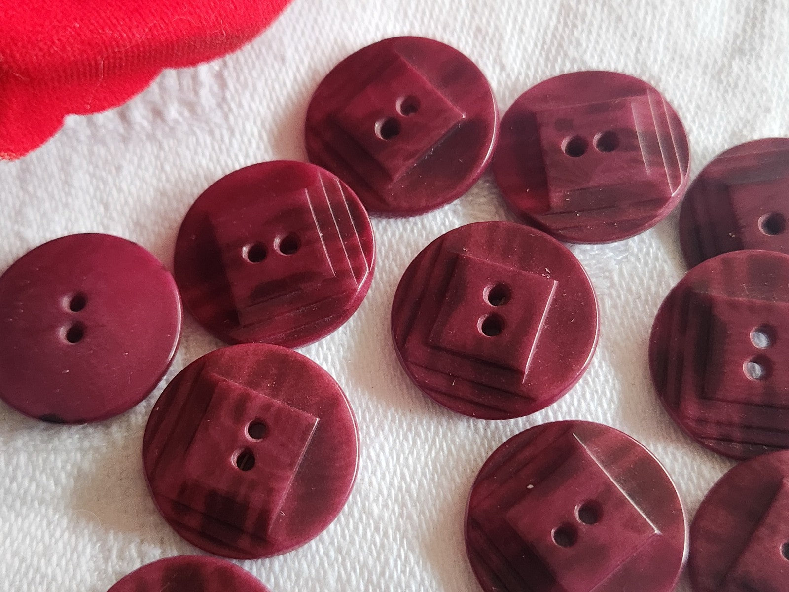 Lot 12 boutons anciens en corozo prune   1,7 cm trous ref 2758