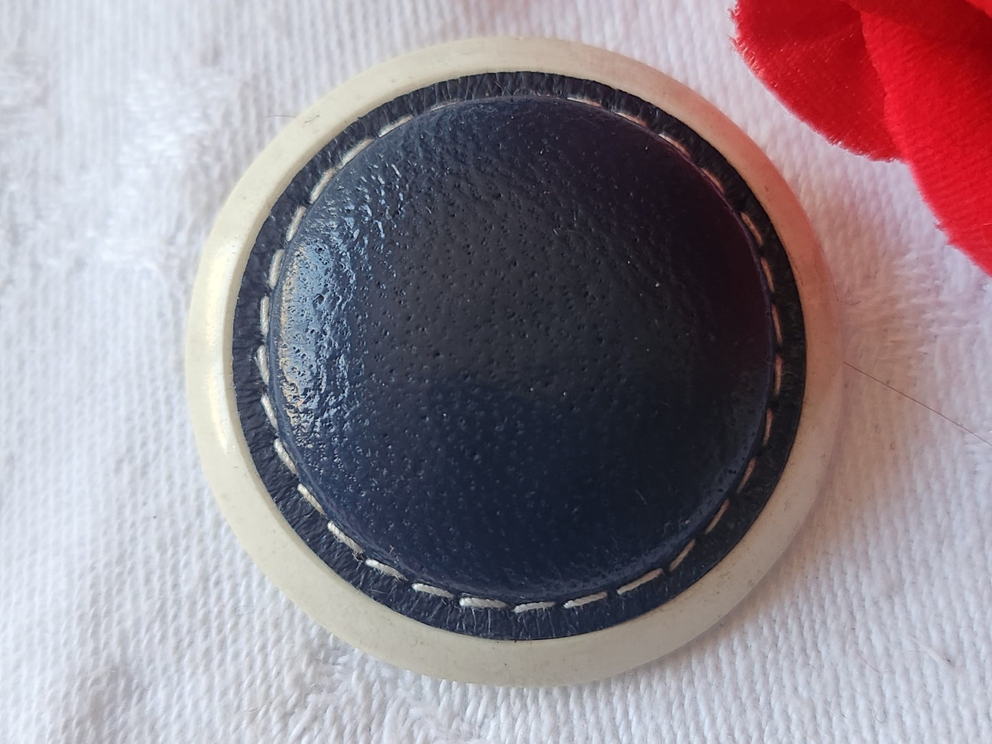 Collection gros bouton coeur en cuir bleu monture resine 3,7 cm ref 618