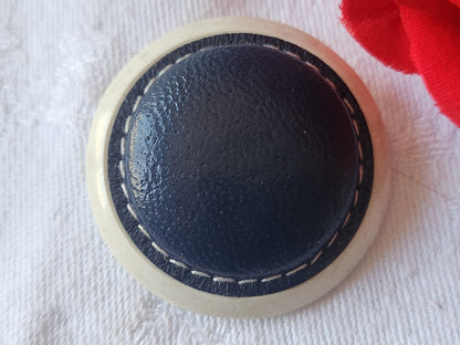 Collection gros bouton coeur en cuir bleu monture resine 3,7 cm ref 618