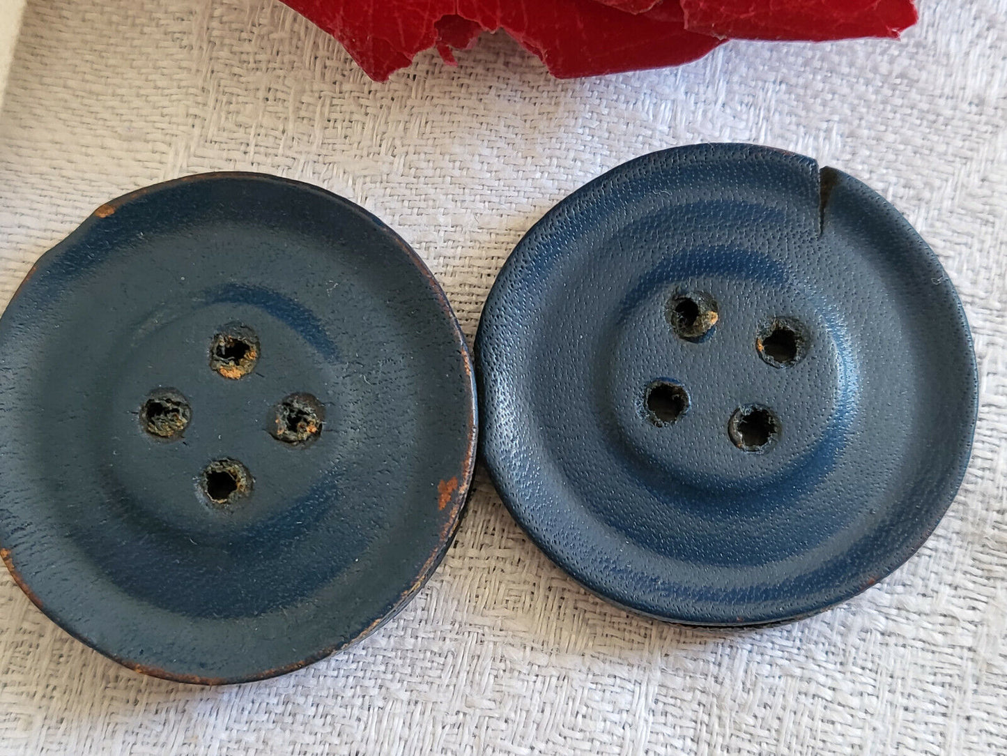 Duo gros boutons anciens en cuir bleu pourtour travaillé  3,1 cm ref 2456