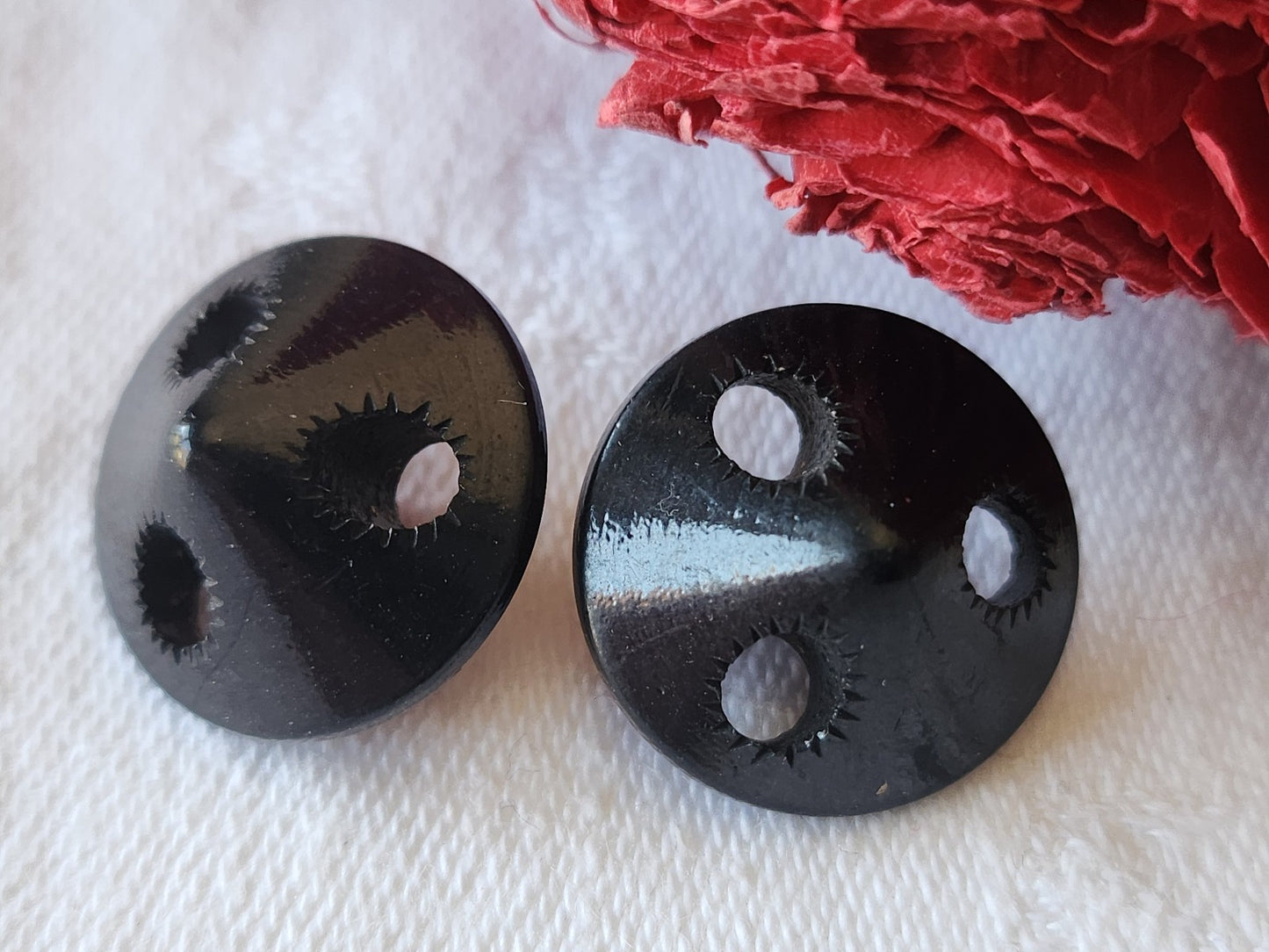 Duo boutons anciens un noir dome ajouré pied laiton 1,8 cm G15C