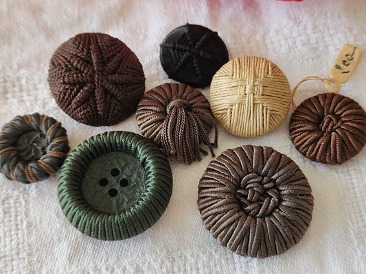 Lot 8 boutons anciens/vintage en passementerie 2,1  à 3 cm panaché  ref 5976