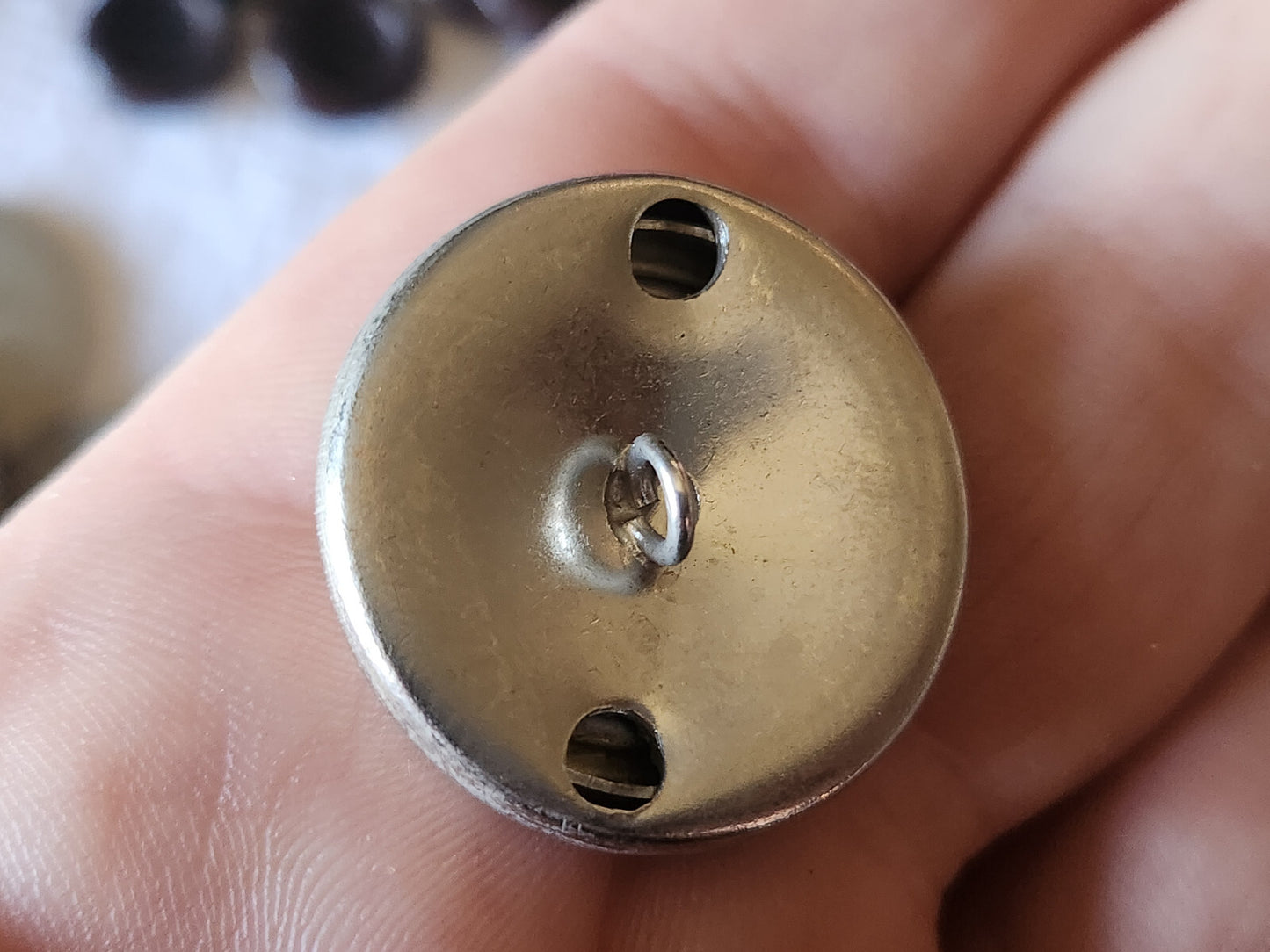 Gros bouton ancien monture métal coeur nacre blanc laiteux  2,6 cm ref 5666