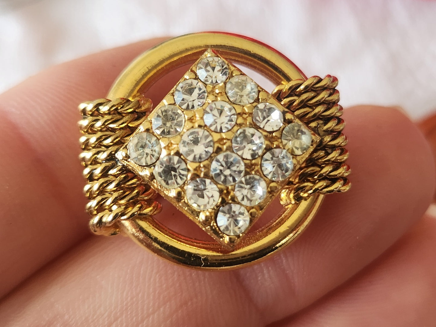 Superbe et gros bouton vintage metal paré de strass doré 2,5 cm ref 3943