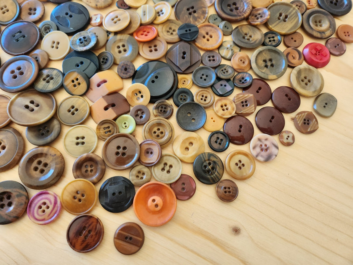 Gros lot de boutons anciens en corozo à trous un peu moins de 500 grammes T10