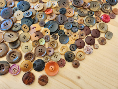 Gros lot de boutons anciens en corozo à trous un peu moins de 500 grammes T10