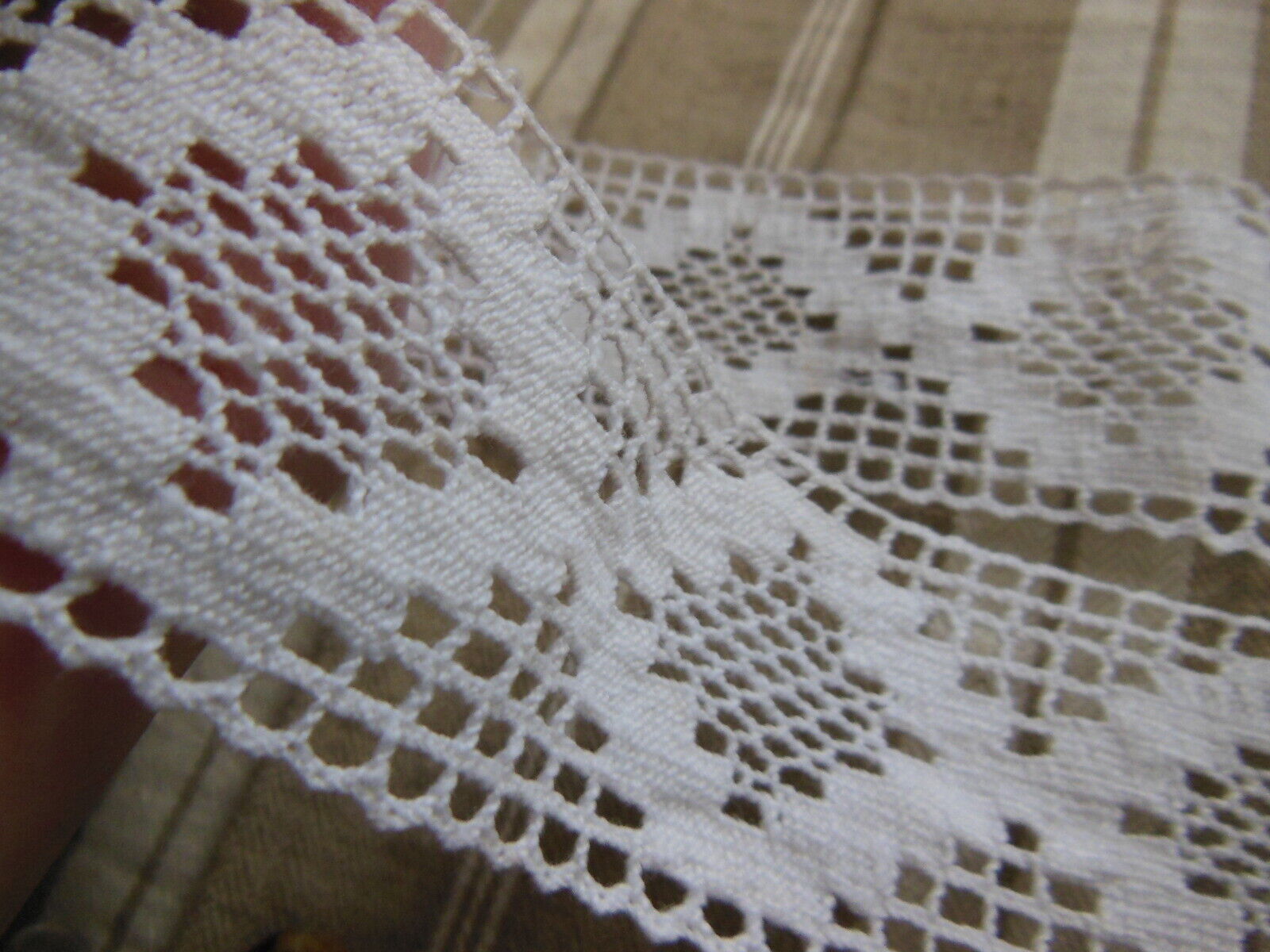 Dentelle large ancienne coton entre deux main 1 métre 15 sur 4 cm  T14-75