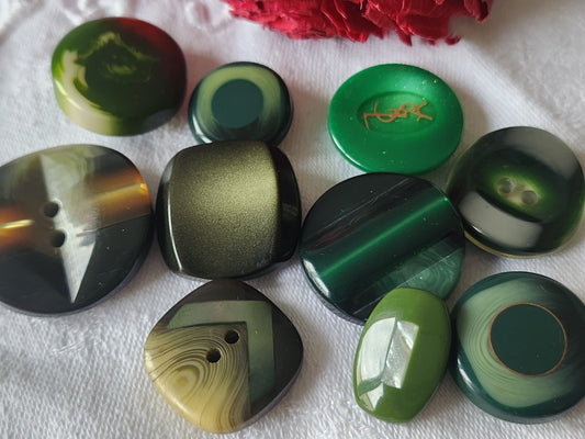 Lot 10 boutons vintage panaché assortiment vert joli 1,7 à 3 cm ref 3790