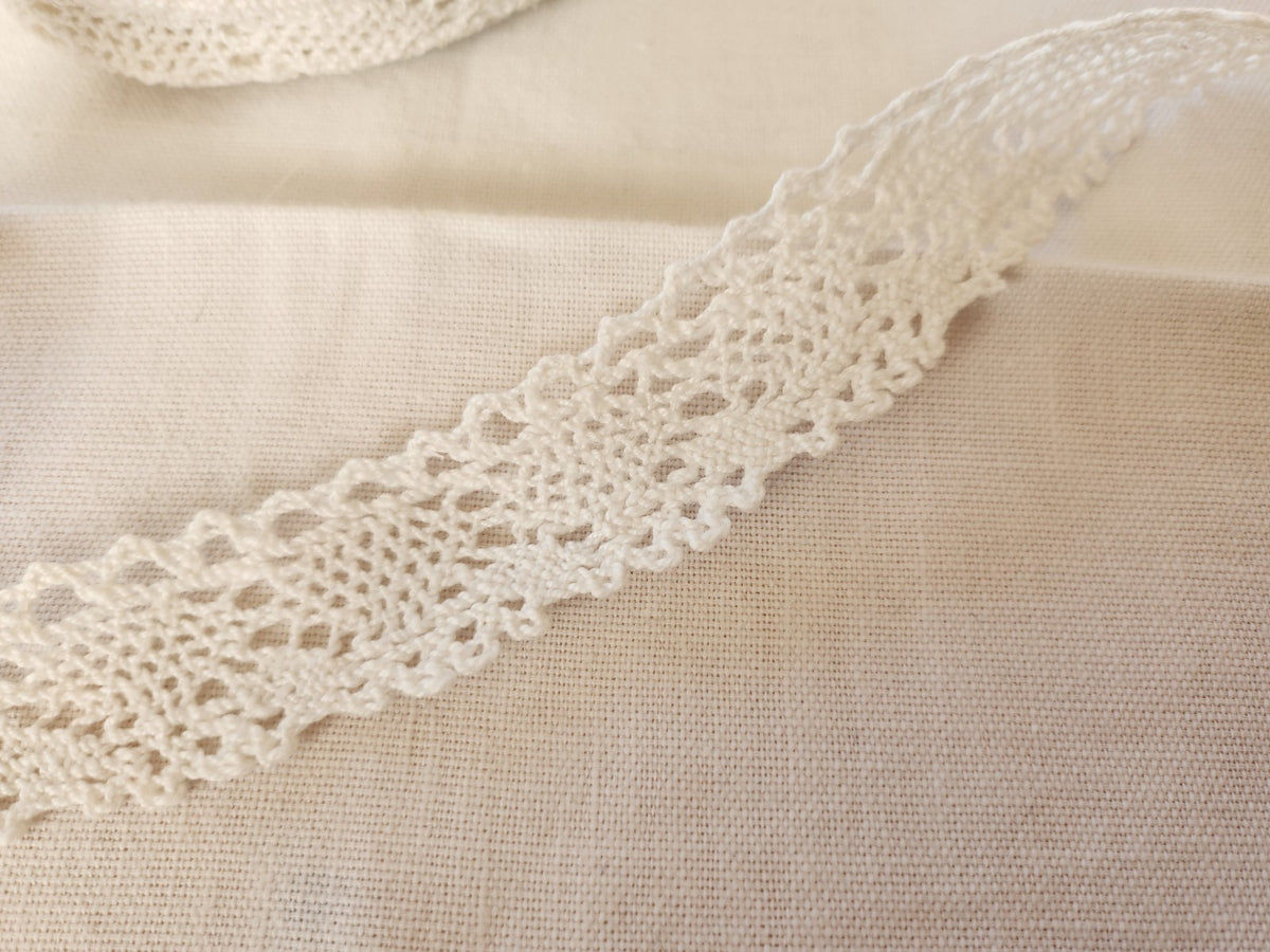Dentelle ancienne coton grande longueur 8 mètres 60 sur 2,9 cm   T3-43