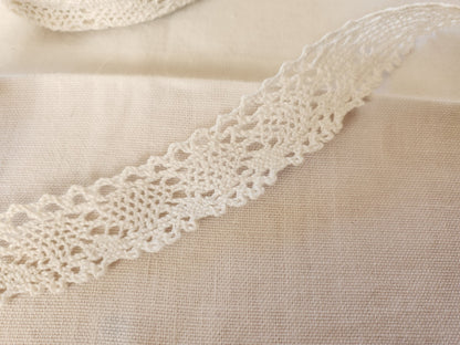 Dentelle ancienne coton grande longueur 8 mètres 60 sur 2,9 cm   T3-43