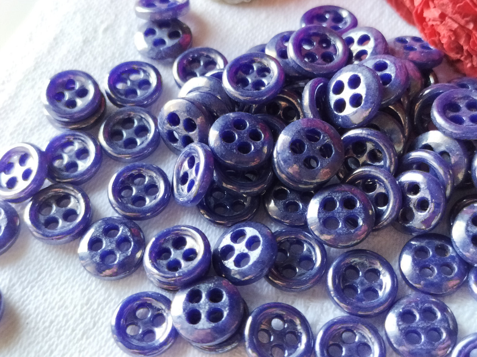 lot 24 mini boutons anciens pâte de verre bleu irisé 1 cm  layette ref 3863 **