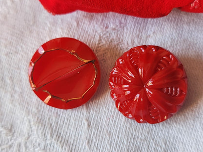 Duo boutons vintage en verre  rouge mordoré  1,8 cm D11C