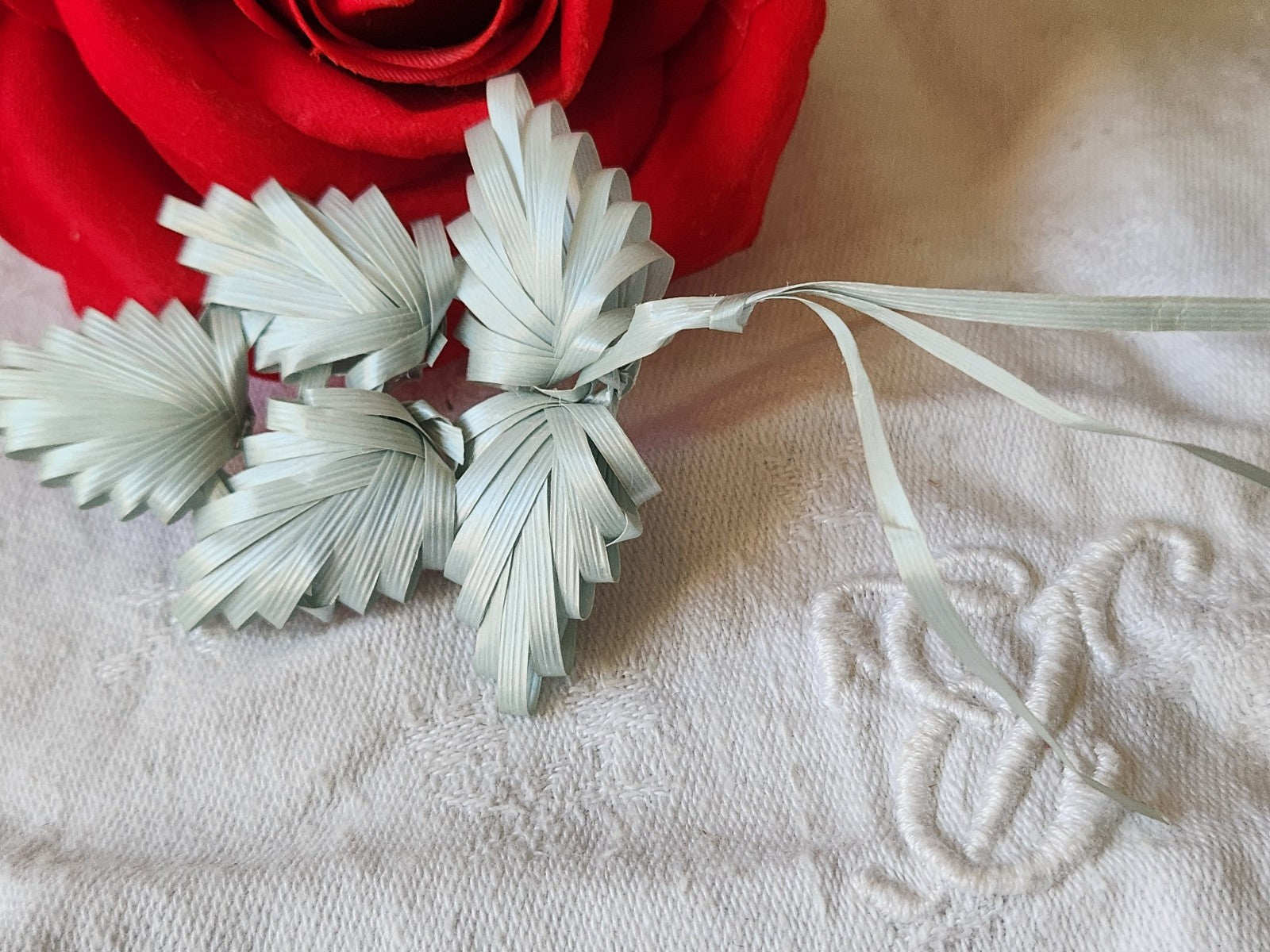 Ancien ornement chapeau creation modiste fleur rafia bleu T0-15