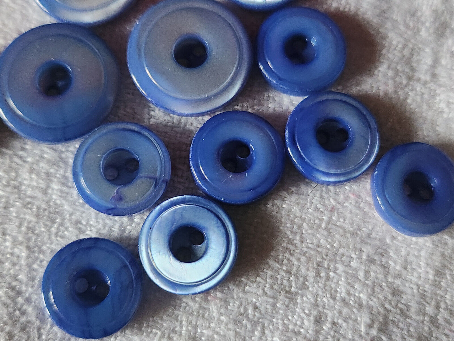 Lot 13  boutons vintage en nacre  bleu panaché 1,1 et 1,5  cm ref 2815