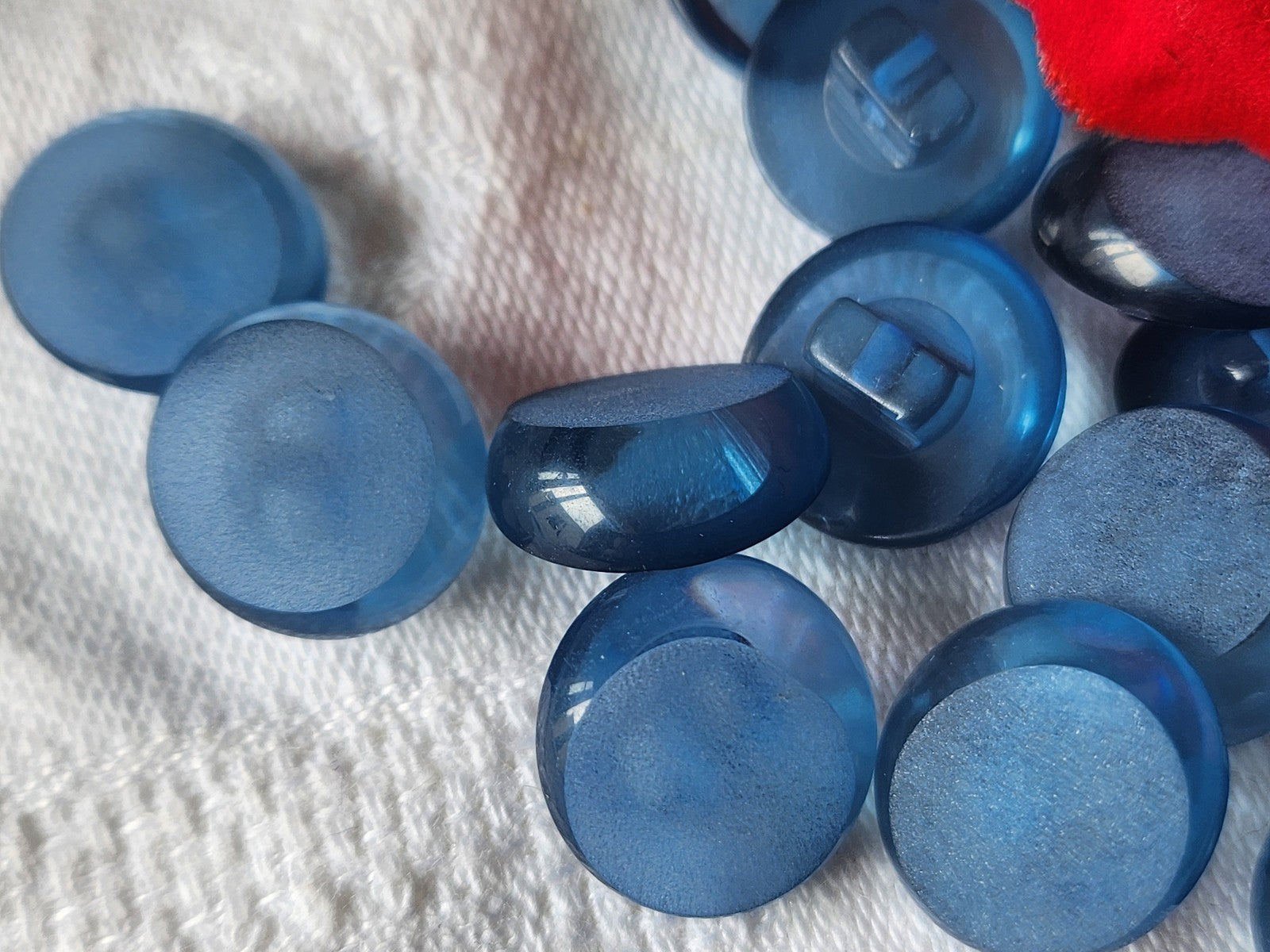 Lot 13 petits  boutons vintage bleu lisse granité pied  1,4 cm ref 3553