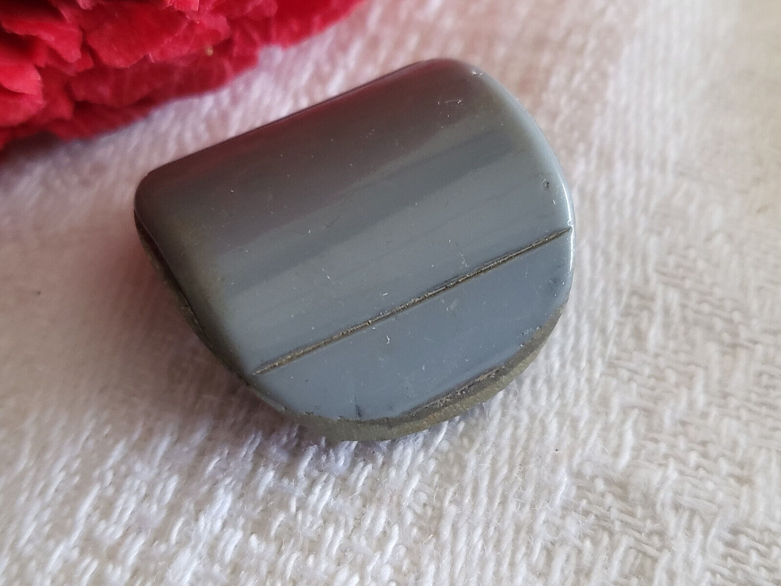 Gros bouton ancien en verre gris épais forme originale  2,3 sur 2,4 cm G17C