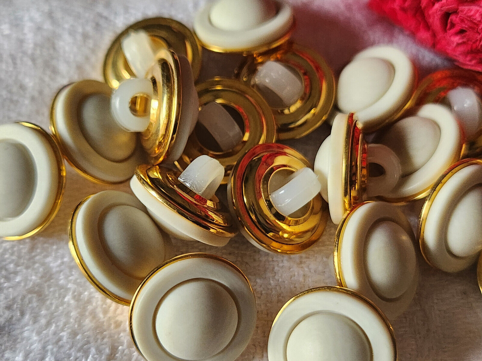 Lot 10 boutons vintage créme mat veiné pourtour métal doré pied 1,4 cm ref 4908
