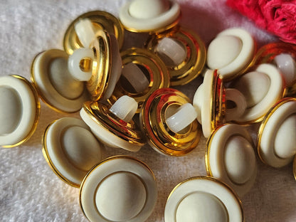 Lot 10 boutons vintage créme mat veiné pourtour métal doré pied 1,4 cm ref 4908