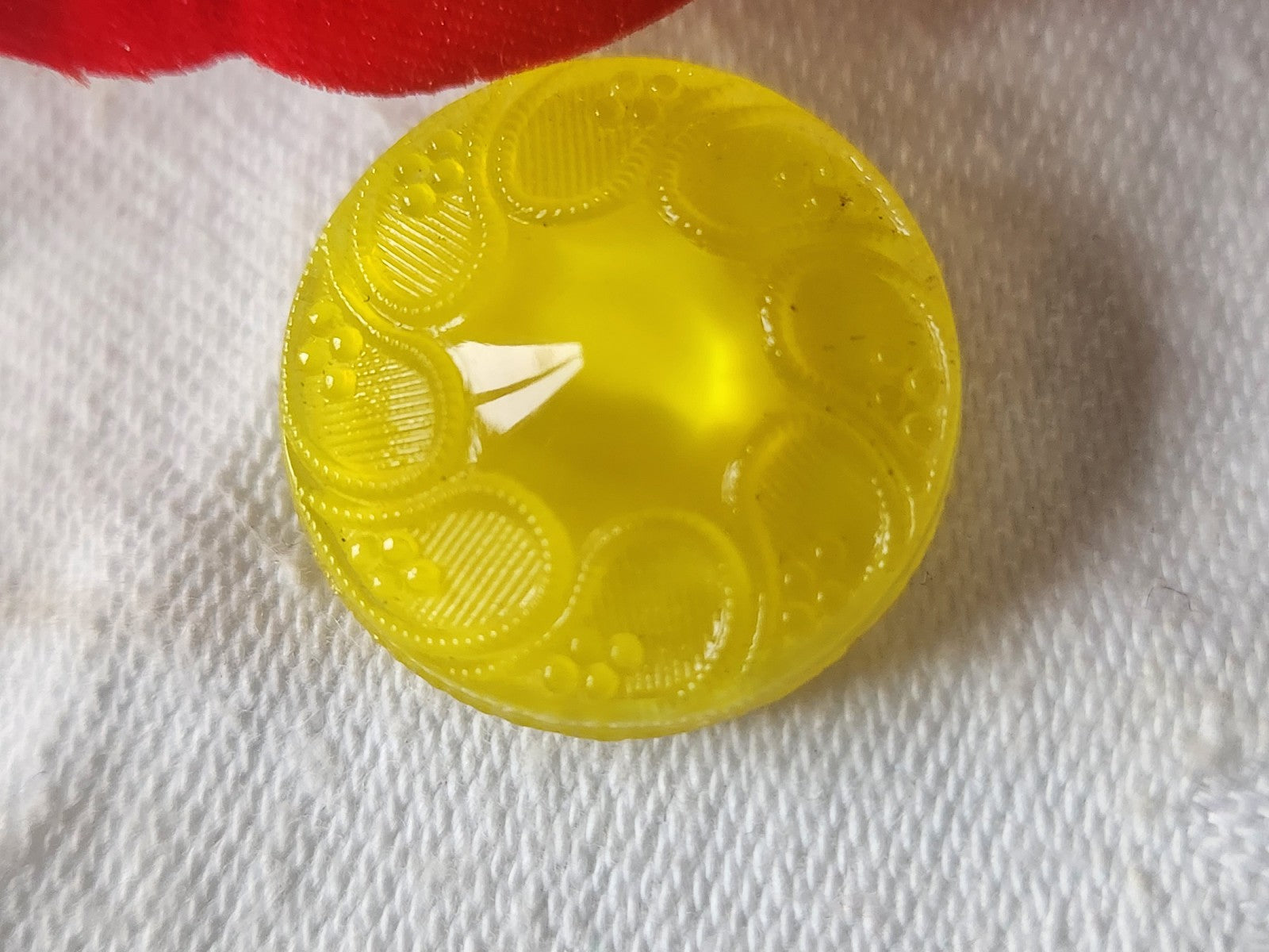 Gros bouton ancien en verre  jaune laiteux vintage 2,2 cm D5B