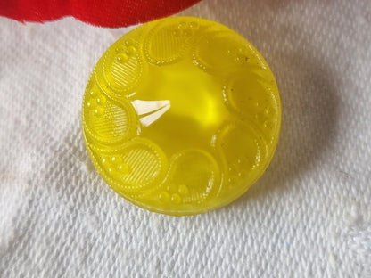 Gros bouton ancien en verre  jaune laiteux vintage 2,2 cm D5B