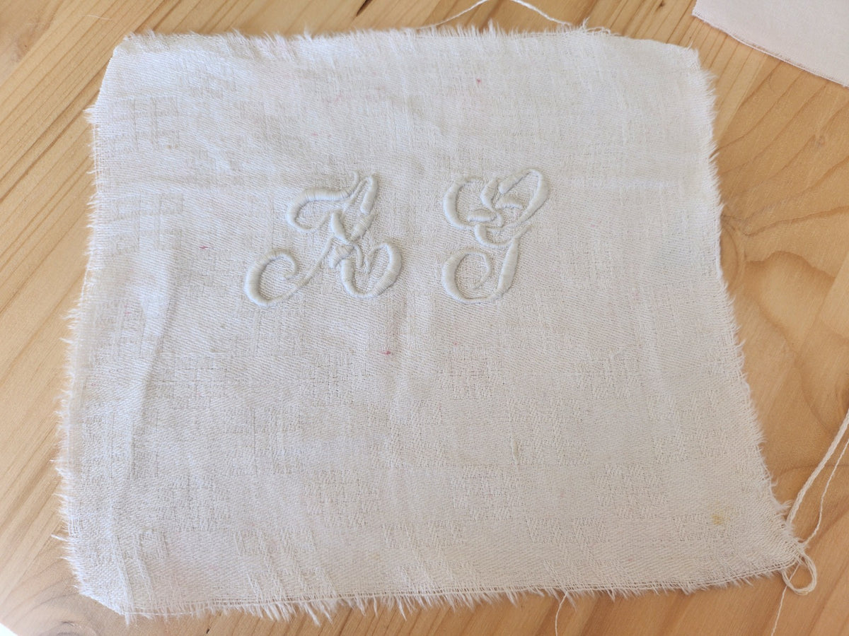 Ancien monogramme ancien AG  8 cm sur 4 cm T8