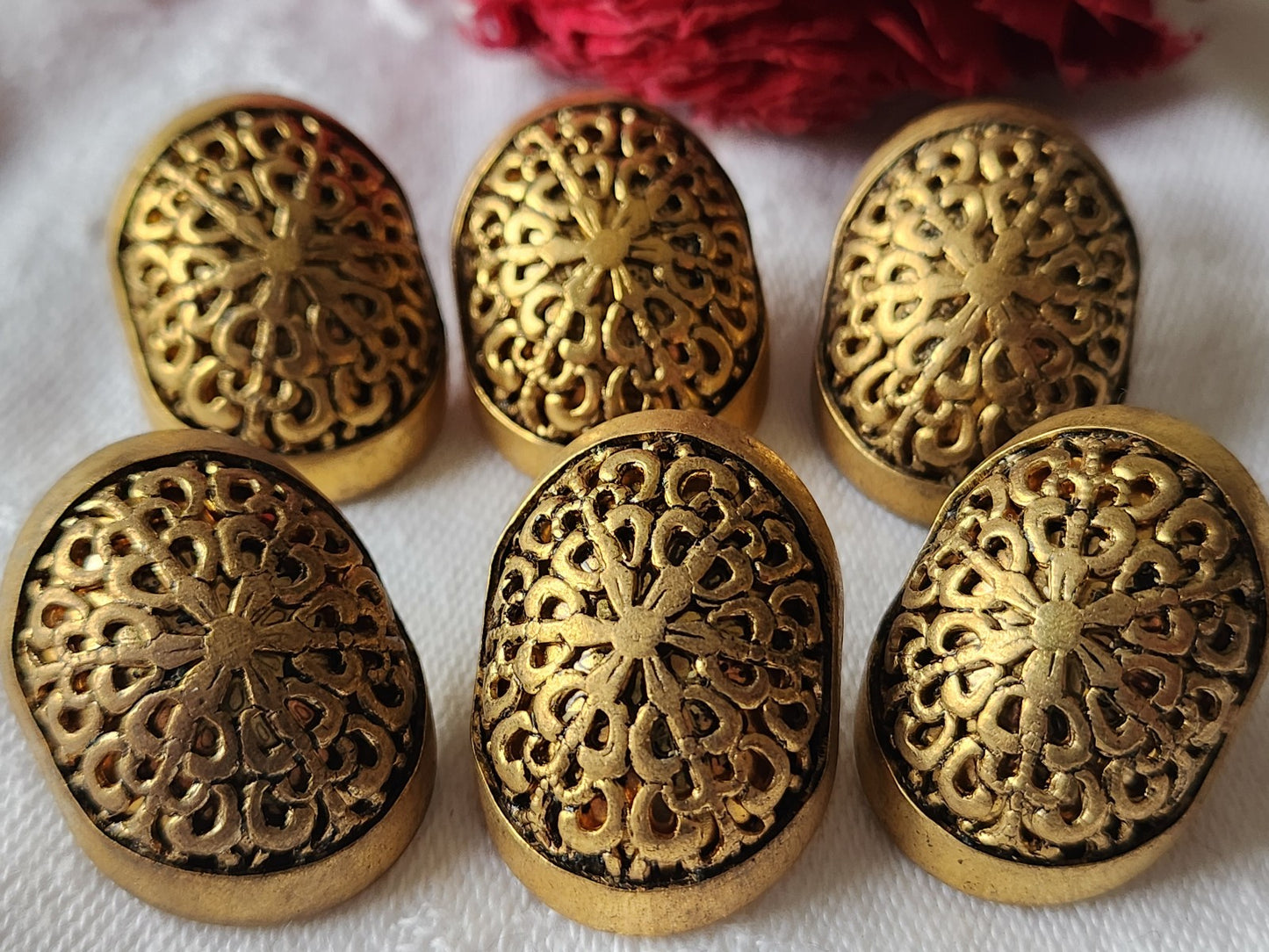 Lot 6  boutons vintage en métal effet compressé lourd 2,7 sur 1,9 cm ref 3789